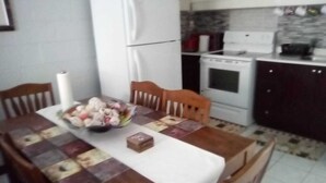 Villa | In-room dining - Ocho Rios Villa with Beach Access (Ocho Rios)