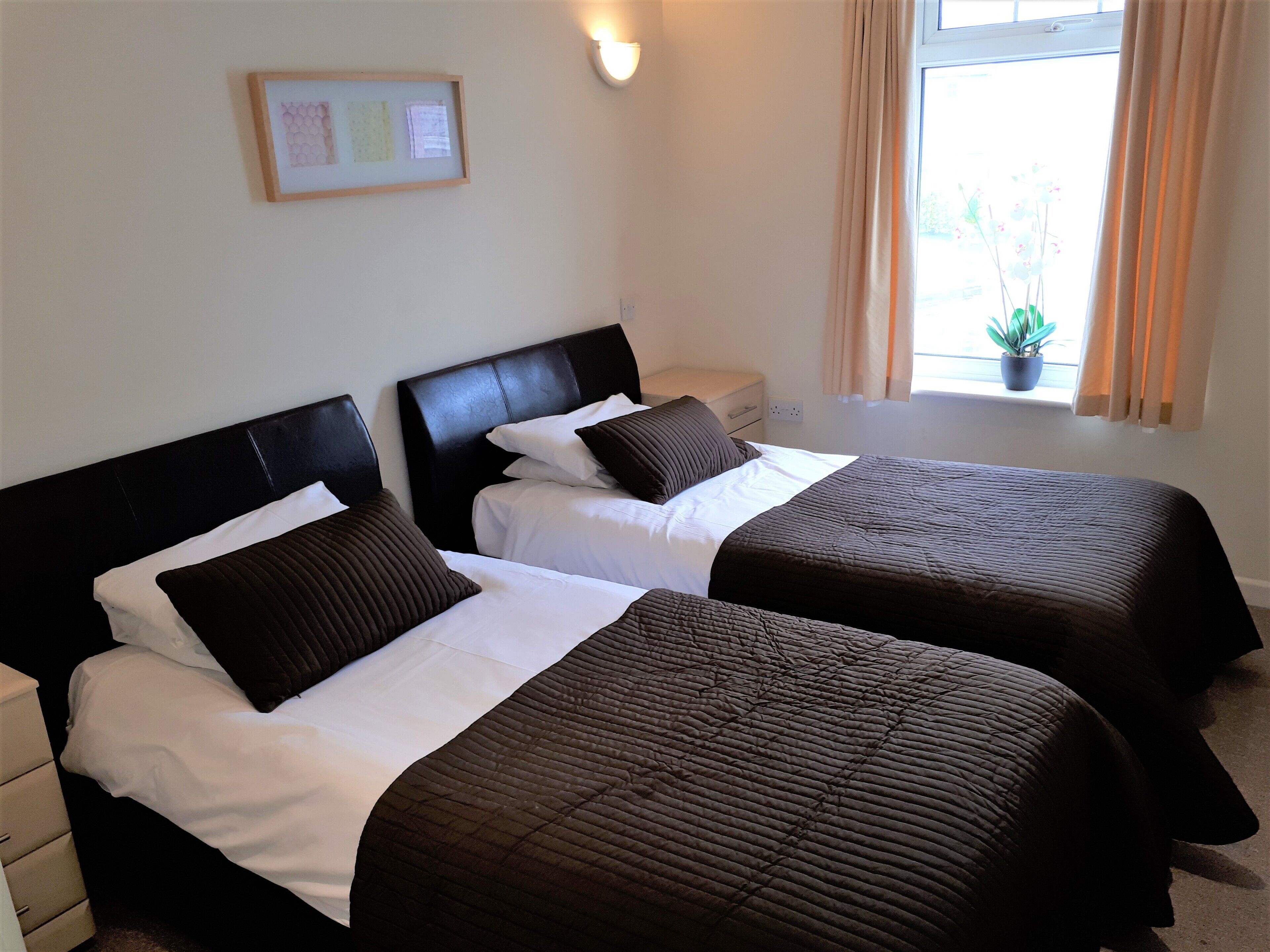 4 makuuhuonetta, silitysrauta/-lauta, ilmainen Wi-Fi, vuodevaatteet