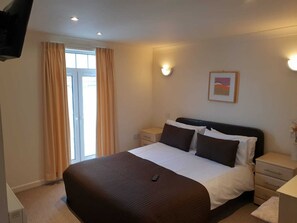 4 Schlafzimmer, BĂŒgeleisen/BĂŒgelbrett, kostenloses WLAN, BettwĂ€sche