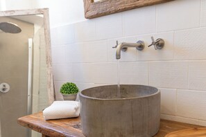 Ducha, secador de pelo, bidet