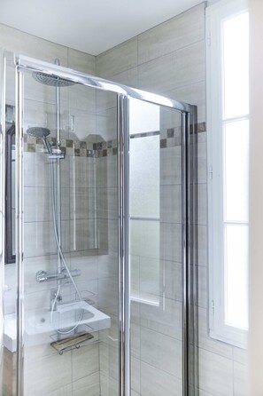 Shower, hair dryer, towels, soap - Landes house with heated swimming pool (Biscarrosse)