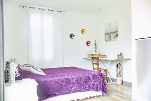 5 quartos, escrivaninha, ferros/tábuas de passar roupa, berço de viagem