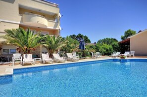 Pool - Apartment with pool and only 700 meters to sandy beach (Medulin)