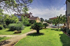 Property grounds - Apartment with pool and only 700 meters to sandy beach (Medulin)