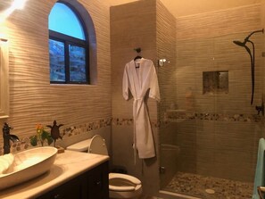 Habitación familiar | Baño | Regadera, amenidades de baño gratuitas, pantuflas, toallas 
