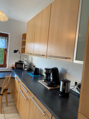 冷蔵庫、電子レンジ、オーブン、コンロ