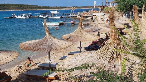 On the beach - Just 100 meters to beach and sea view (Medulin)