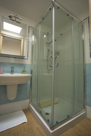 Shower, slippers, bidet, towels - Celestina (Lacco Ameno)