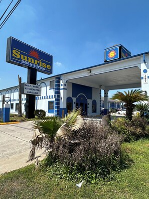Front of property - Sunrise Inn & Suites (Channelview)
