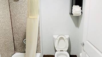 Combined shower/tub, slippers, towels