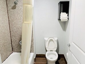 Ensemble baignoire-douche, pantoufles, serviettes fournies