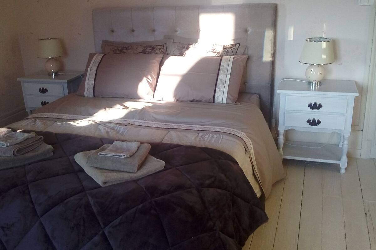 Deluxe kamer | Een bureau, gratis wifi, individueel gemeubileerd, beddengoed