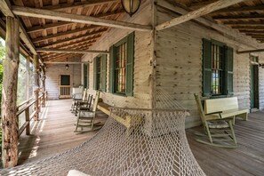 Terrace/patio - Historic Bliss on Pawleys Island's Shoreline (Pawleys Island)
