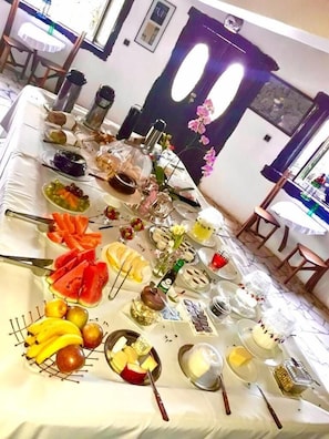 Free daily buffet breakfast - Jardim Suspenso da Babilônia (Santo Antonio do Pinhal)