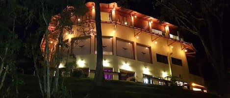 住宿正面 (夜晚)