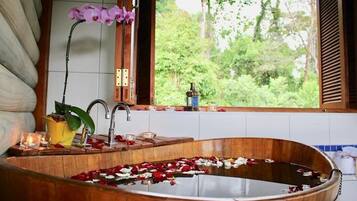 Mosteiro | Deep-soaking bathtub