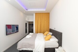 Deluxe Double Room | In-room safe, free cots/infant beds, free WiFi, bed sheets - Elenas Rooms & Apartment (Zagreb)
