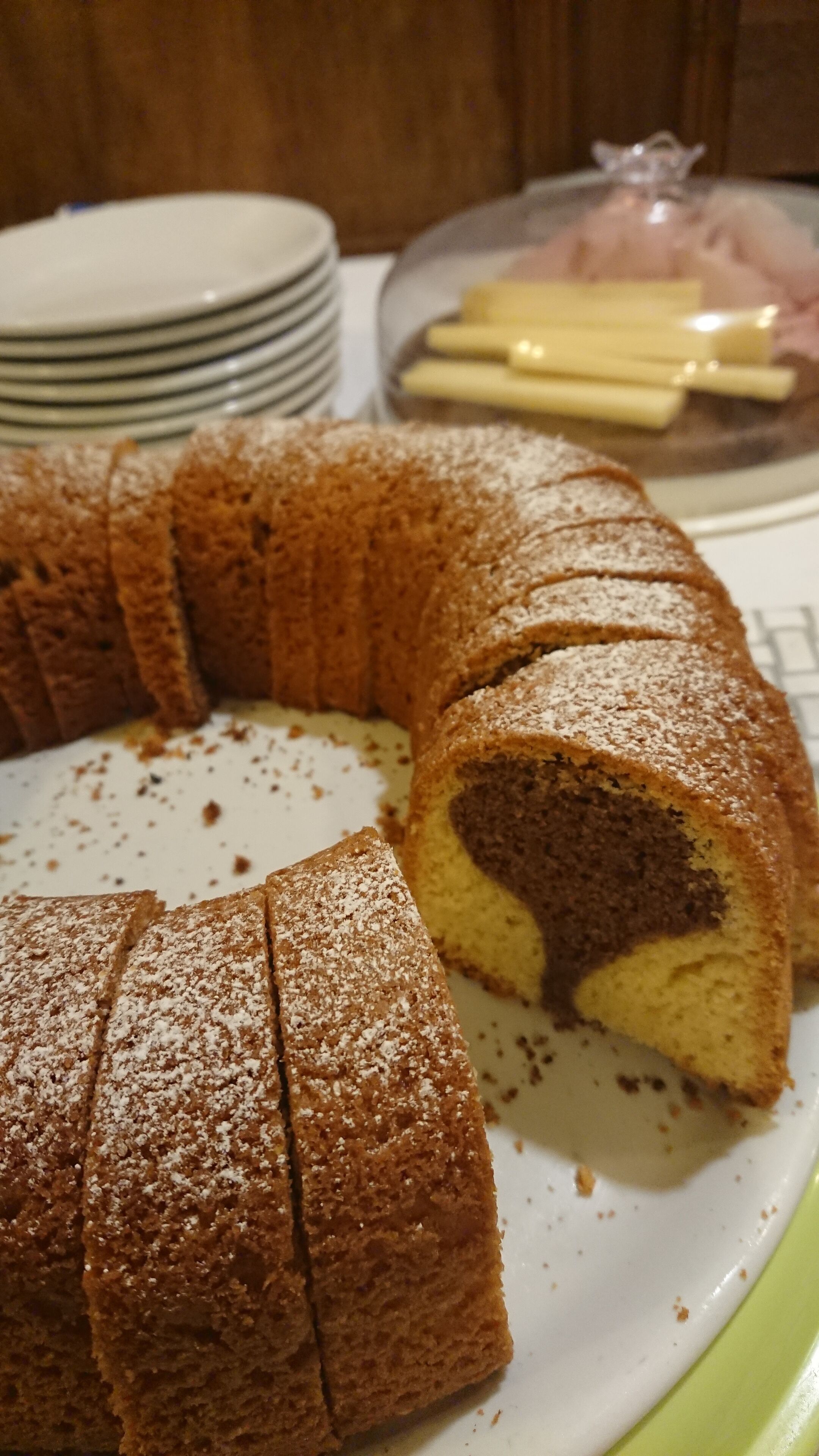 Um bolo Bundt com recheio de chocolate sobre um prato branco.