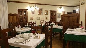 朝食 (ビュッフェ)、毎日提供 (無料)