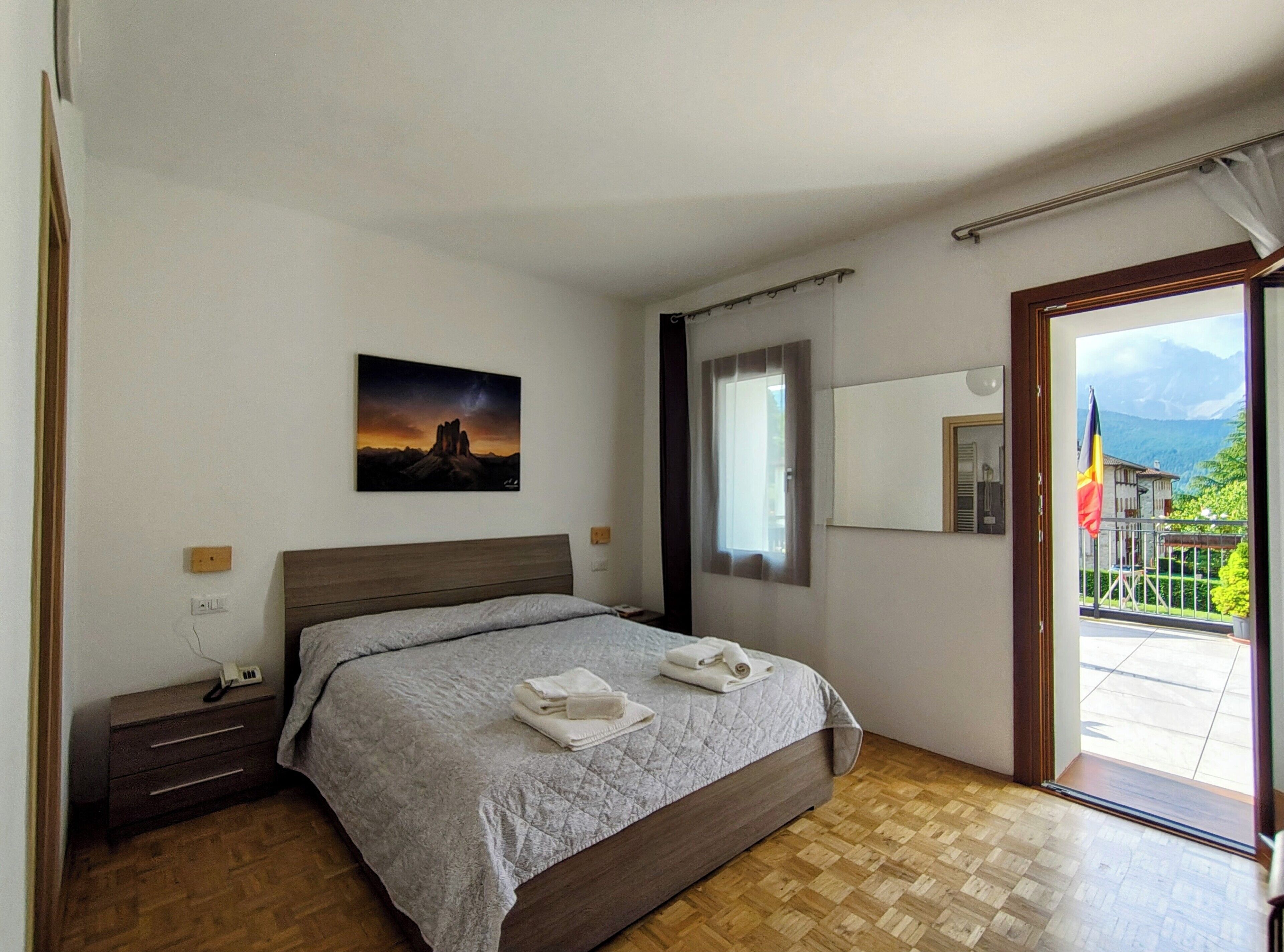 Basic Double Room with Terrace | Caja fuerte, wifi gratis, ropa de cama