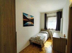 Basic Room | In-room safe, WiFi (free), bed sheets