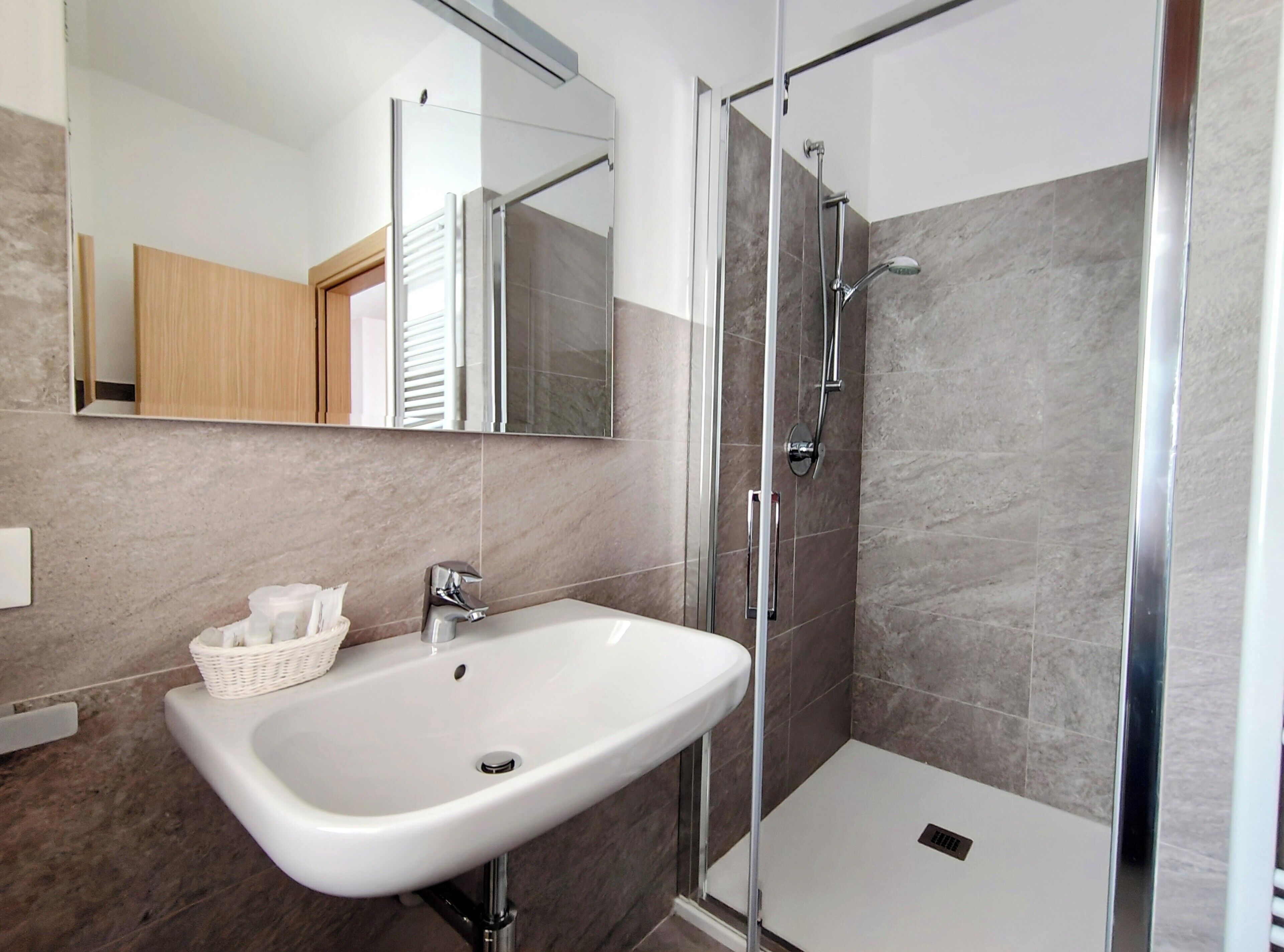 Habitación básica doble | Baño | Regadera, amenidades de baño gratuitas, secadora de cabello, toallas 