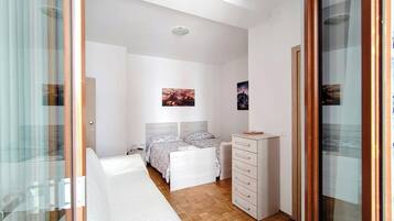 Habitación básica doble | Caja de seguridad en la habitación, wifi gratis y ropa de cama