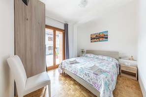 Basic Double Room with Terrace | Safe på rommet, wi-fi (inkludert) og sengetøy