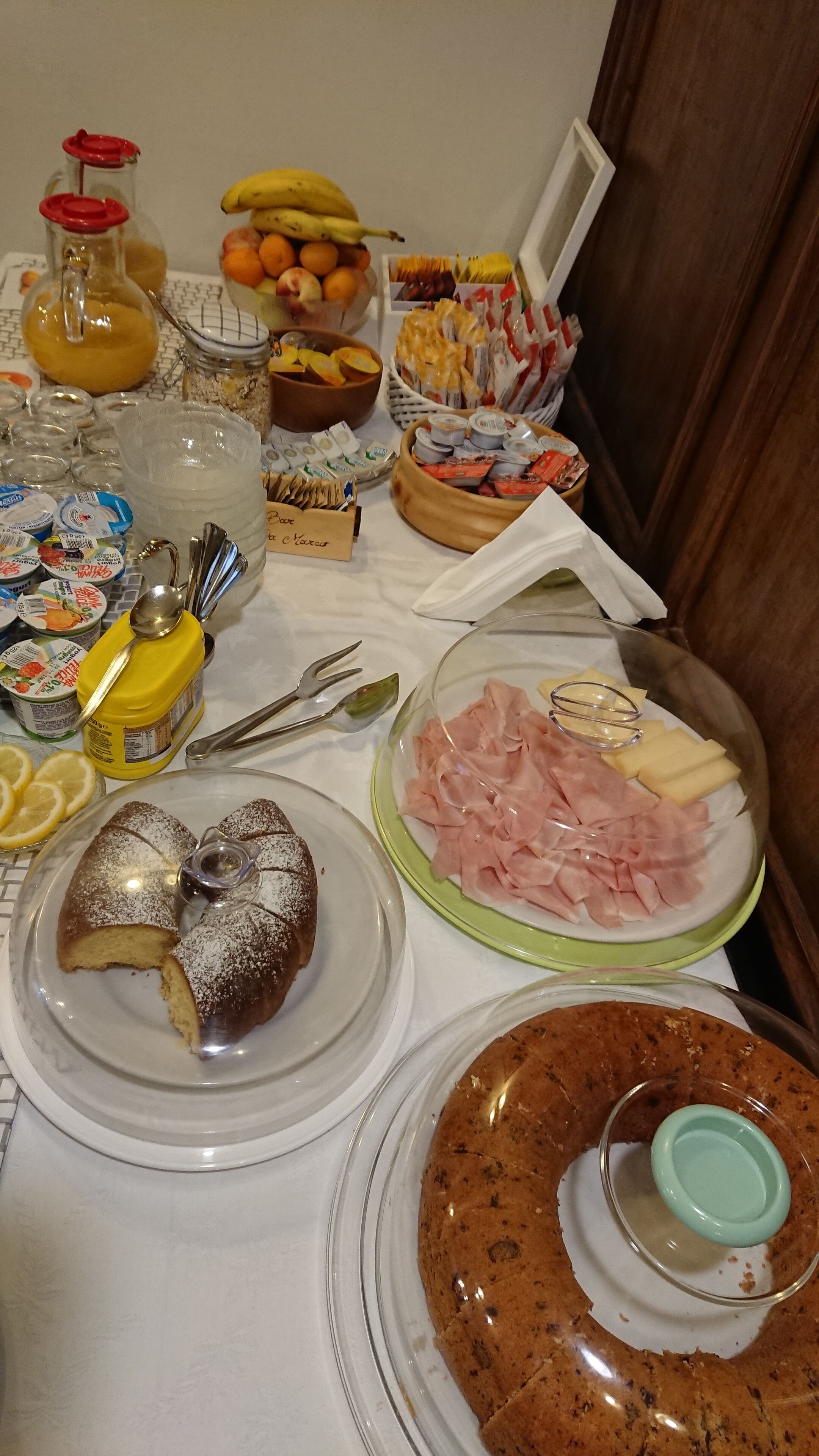 Un bufé de desayuno con diversas opciones de comida y salsas.