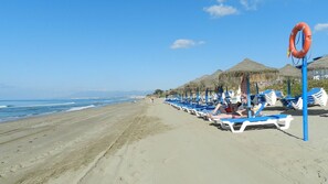 On the beach, beach towels - Book Your Holiday In Casa Arlanymor Marbella (Marbella)