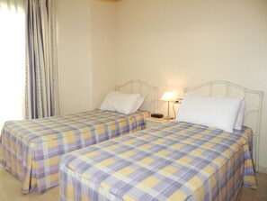 3 bedrooms, iron/ironing board, WiFi, bed sheets - Book Your Holiday In Casa Arlanymor Marbella (Marbella)