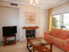 TV, fireplace - Book Your Holiday In Casa Arlanymor Marbella (Marbella)