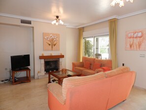 Een televisie en een open haard