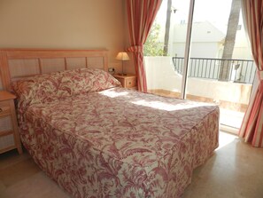 3 slaapkamers, een strijkplank/strijkijzer, wifi, beddengoed