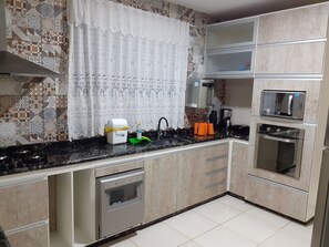 Geladeira, micro-ondas, fogão, cooktop