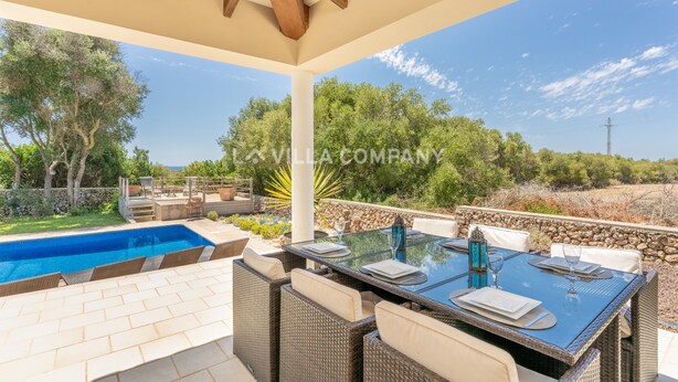 An outdoor patio with a dining table, chairs, and a pool. - Wonderful villa with country views, private pool, sleeps 6, AC (Binixica)
