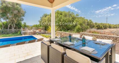 Wonderful villa with country views, private pool, sleeps 6, AC
