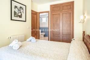 3 chambres, coffres-forts dans les chambres, fer et planche Ă repasser