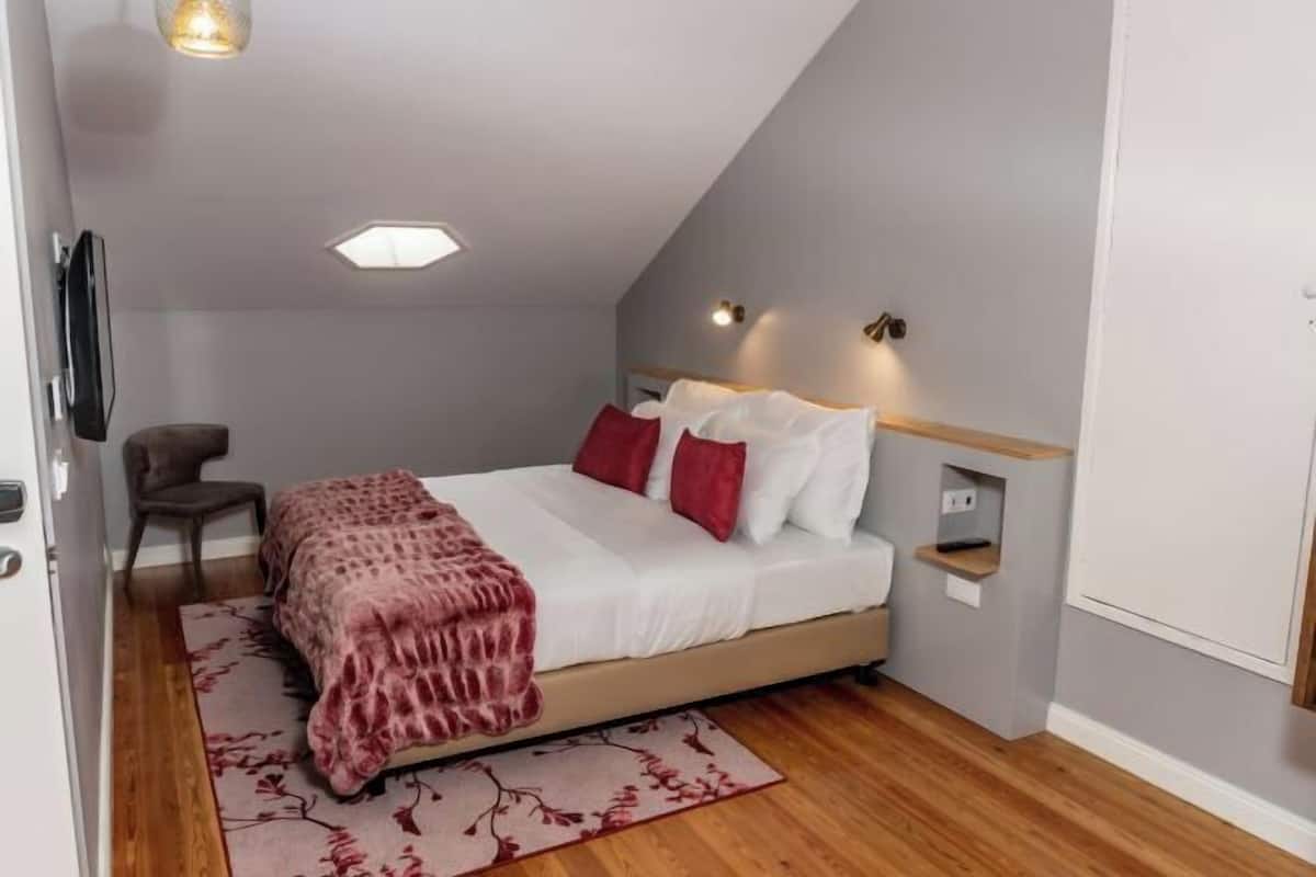 Minibar, safe på rommet, skrivebord og lydisolert