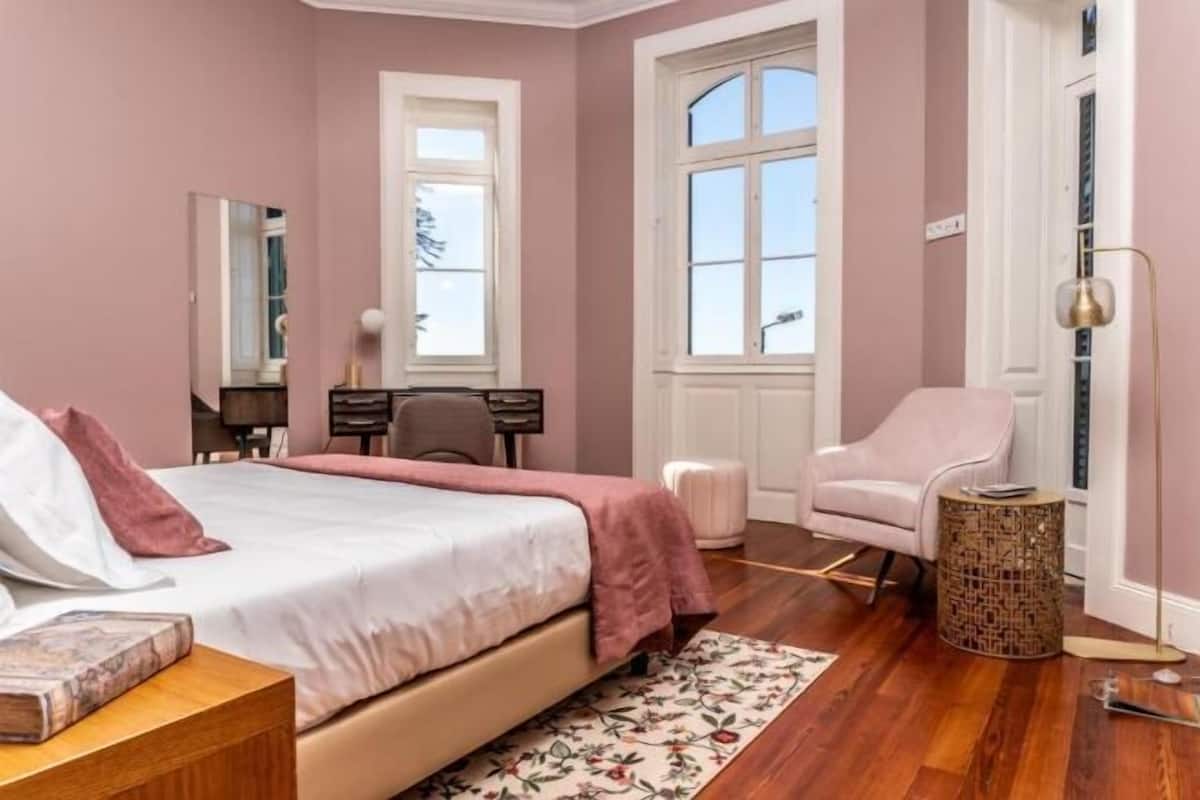 Minibar, safe på rommet, skrivebord og lydisolert