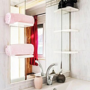 Een douche, handdoeken, zeep, toiletpapier