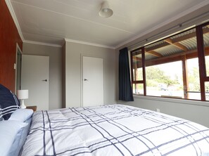 3 bedrooms, iron/ironing board, WiFi, bed sheets