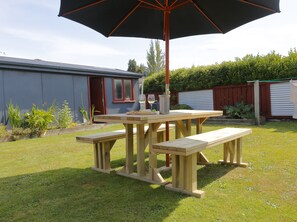 Outdoor dining - Mokonui Cottage - Te Anau Holiday Home (Te Anau)