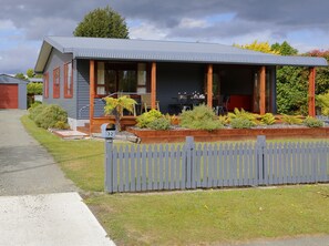 Exterior - Mokonui Cottage - Te Anau Holiday Home (Te Anau)