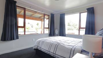 3 chambres, fer et planche à repasser, Wi-Fi, draps fournis