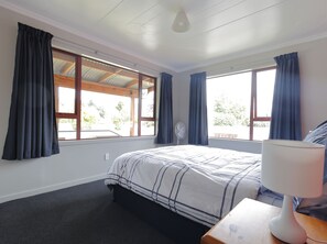 3 bedrooms, iron/ironing board, WiFi, bed sheets - Mokonui Cottage - Te Anau Holiday Home (Te Anau)