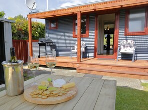 Outdoor dining - Mokonui Cottage - Te Anau Holiday Home (Te Anau)