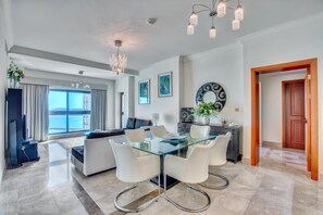 Departamento, 2 habitaciones, vista al mar | Decoración personalizada, muebles diferentes y cortinas blackout 