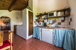 Fridge, oven, stovetop, dishwasher - C. A.V CASELSA All that Tuscany has to offer. (GAMBASSI TERME (BADIA A CERRETO))
