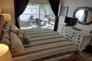 2 bedrooms, iron/ironing board, travel cot, free WiFi - Patio Paradise, 1.6 miles to FSU Stadium! (Tallahassee)